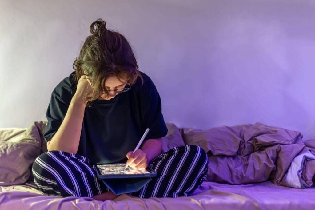 Estudante utiliza um tablet para fazer anotações e revisar conteúdos.