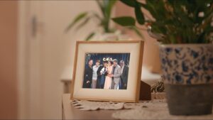 Porta-retrato mostra familía Silva, a família da novelinha da Uninter "O Próximo Passo", reunida durante a formatura de Júlia. 