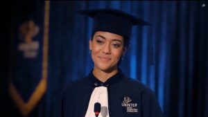 Júlia, personagem da novelinha da Uninter "O Próximo Passo", discursa durante sua formatura.