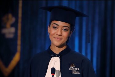 Júlia, personagem da novelinha da Uninter "O Próximo Passo", discursa durante sua formatura.