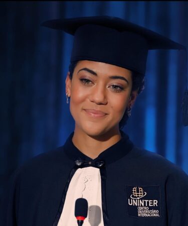 Júlia, personagem da novelinha da Uninter "O Próximo Passo", discursa durante sua formatura.