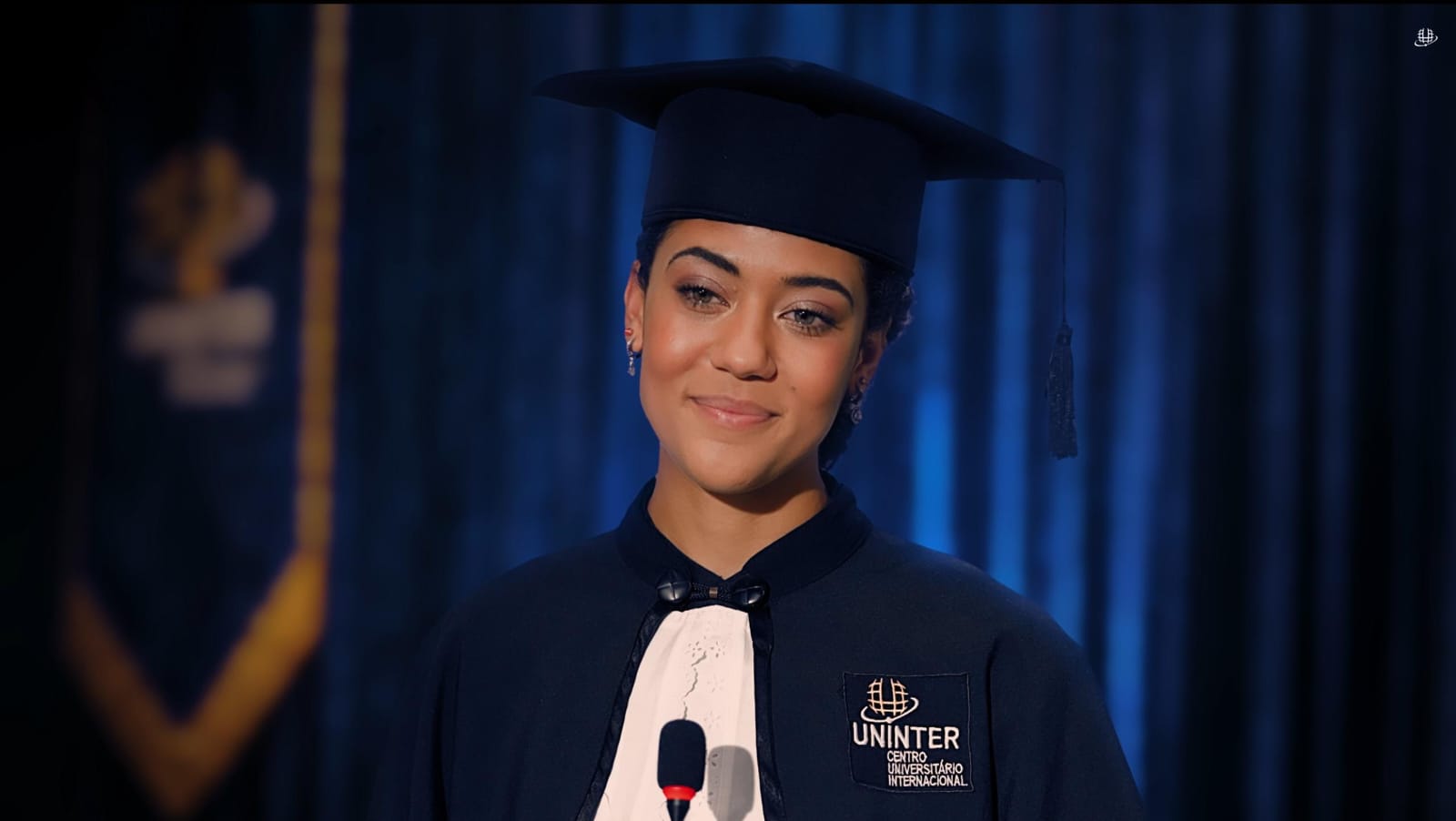 Júlia, personagem da novelinha da Uninter "O Próximo Passo", discursa durante sua formatura.