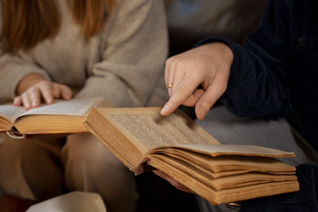 Pessoa apontando um trecho da Bíblia durante um estudo em grupo sobre o que é Teologia e sobre a interpretação de textos religiosos.