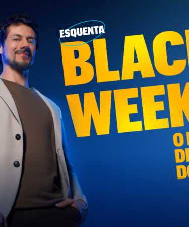 Homem de blazer bege em fundo azul, com o texto “Esquenta Black Week: O maior desconto do ano” em amarelo.
