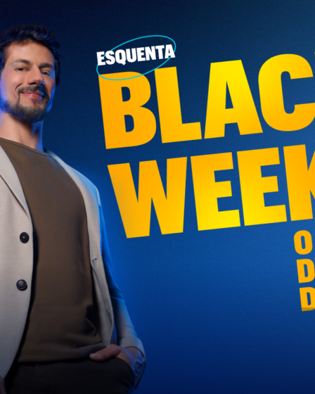 Homem de blazer bege em fundo azul, com o texto “Esquenta Black Week: O maior desconto do ano” em amarelo.