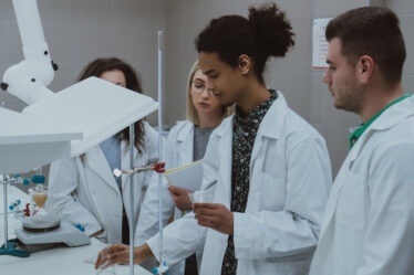 Entre microscópios e tubos de ensaio, conheça os principais cursos de graduação para quem é apaixonado pelo universo das Ciências.