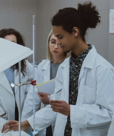 Entre microscópios e tubos de ensaio, conheça os principais cursos de graduação para quem é apaixonado pelo universo das Ciências.
