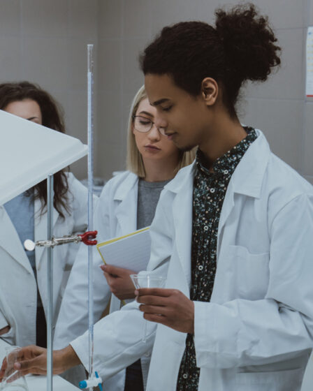 Entre microscópios e tubos de ensaio, conheça os principais cursos de graduação para quem é apaixonado pelo universo das Ciências.